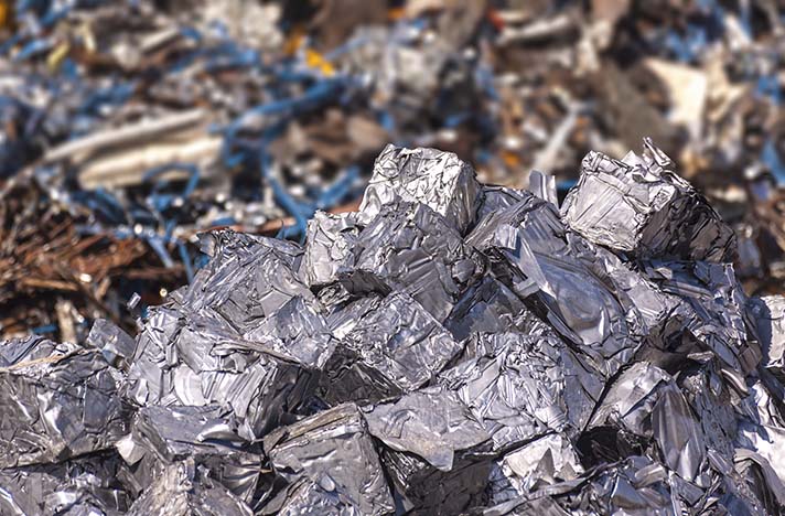 Se utiliza como principal materia prima la chatarra de acero, reciclándola en nuevos productos