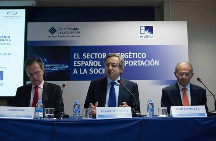 El presidente del Club Español de la Energía, Rafael Villaseca, junto a Pedro Miró, vicepresidente, y Juan Bachiller, coordinador general del documento