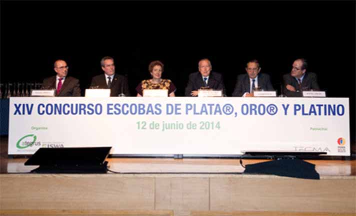 Un momento del acto de entrega de las Escobas de Plata, Oro y Platino