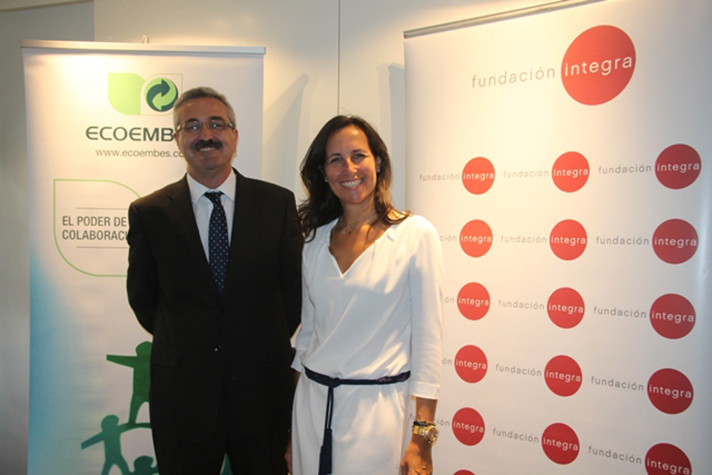 En la foto, Francisco Ariza, Director de RSC y Organización y Sistemas de Ecoembes; y Ana Muñoz de Dios, Directora General de Fundación Integra