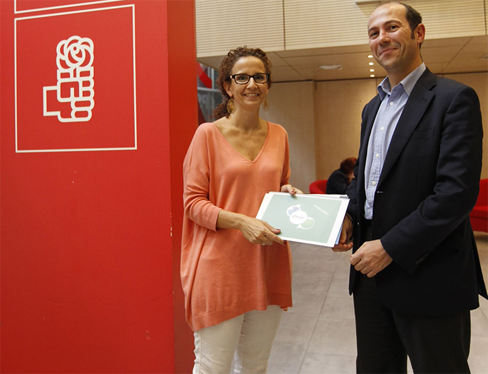 La asociación ha entregado a Pilar Lucio, secretaria de Cambio Climático y Sostenibilidad del PSOE, un dossier que recopila casos de malas prácticas en la gestión de residuos