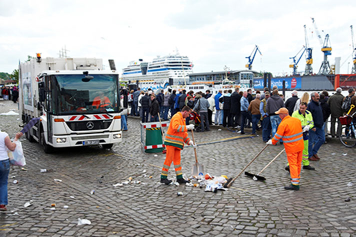 Los camiones, en su trabajo de limpieza en el puerto de Hamburgo