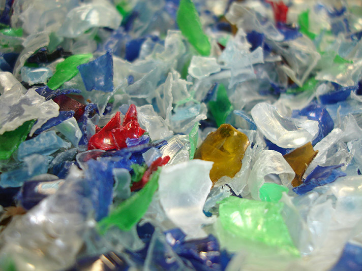 Una nueva tecnología hará posible eliminar sustancias y olores que hasta ahora impedían el aprovechamiento del plástico reciclado