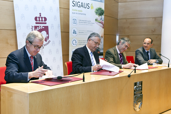 En la firma del acuerdo estuvieron presentes Raúl López Vaquero, alcalde de Coslada, y Buenaventura González del Campo, presidente de Sigaus