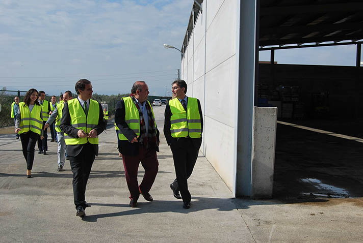 Un momento de la visita institucional a la planta de la Vintena