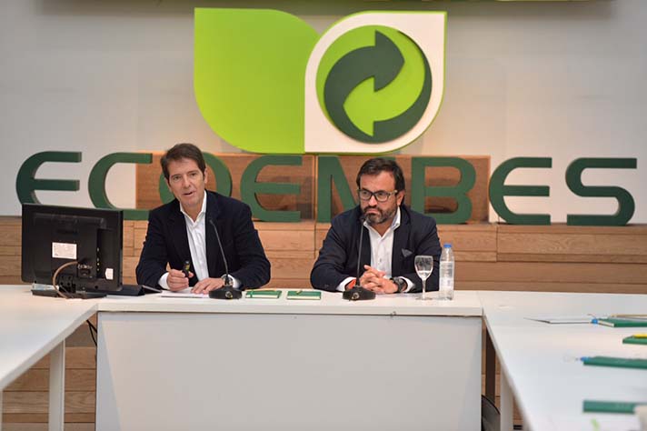 De izquierda a derecha, Óscar Martín, CEO de Ecoembes, e Ignacio González, presidente