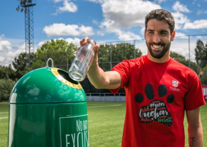 El Atlético de Madrid, con Raúl García a la cabeza, se suma al Día Mundial del Reciclaje