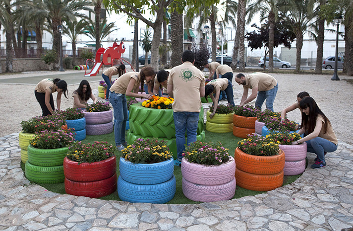 Se han reutilizado neumáticos usados como maceteros y plantas de 7 especies autóctonas en un jardín de Elche