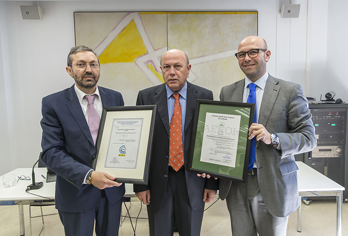 Momento de la entrega del certificado AENOR de la Huella de Carbono y certificado de inscripción en el Registro Nacional de Huella de Carbono del Ministerio de Medio Ambiente