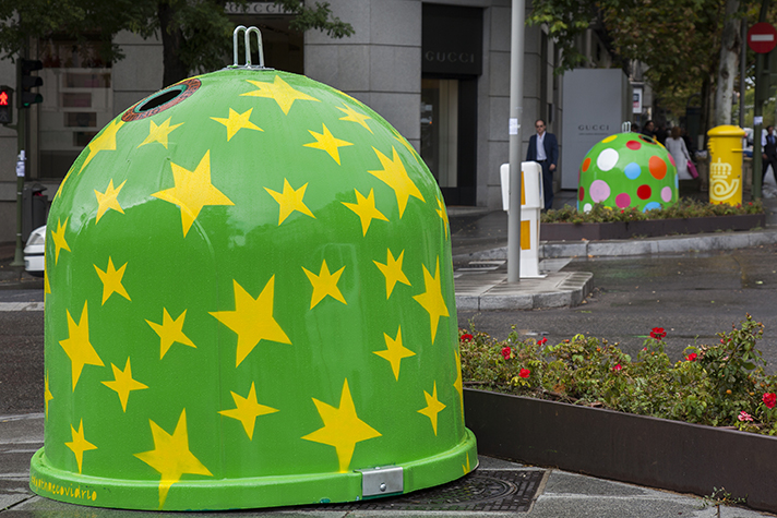 Ecovidrio ha instalado 15 iglús decorados por Agatha Ruiz de la Prada en las calles de Fuencarral y Serrano