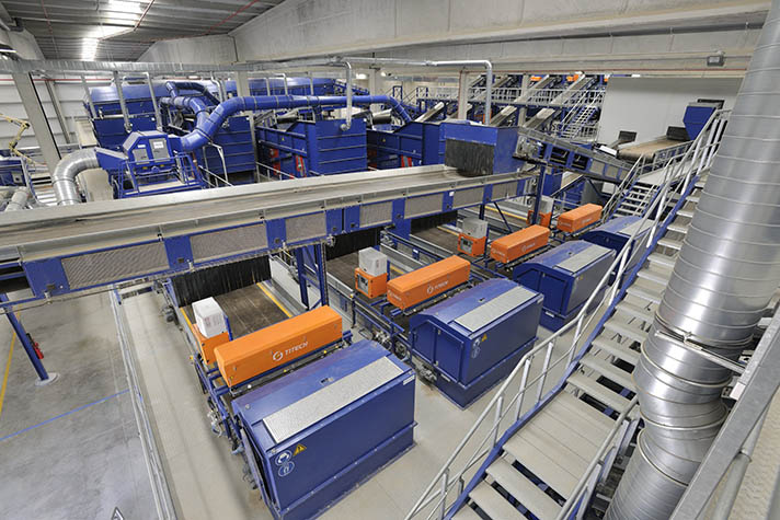 La planta, totalmente automatizada, tiene tres líneas de tratamiento que procesan unas 300.000 toneladas anuales