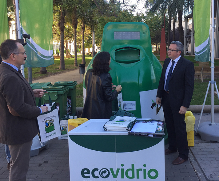 Ecovidrio instalará en cada campus un contenedor especial que contabiliza el número de envases recuperados