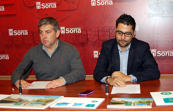 Javier Antón, concejal de Servicios Locales del Ayuntamiento de Soria y José Carlos Agustina, gerente de zona de Ecovidrio, en la presentación