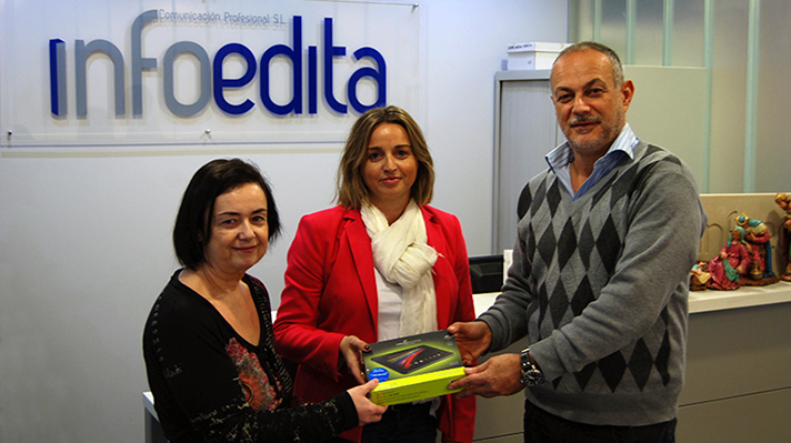 Ana Sagarduy y Silvia Corulla, en representación de Elmet, recogen la tablet de manos de José Henríquez, gerente de Infoedita
