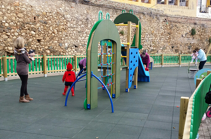 Los niños de Peñaflor ya disfrutan del parque Mr. Iglú