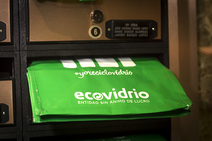 El Ayuntamiento de Madrid y Ecovidrio despliegan una acción de buzoneo de bolsas de reciclaje y material informativo para facilitar la tarea de la separación del vidrio a los ciudadanos