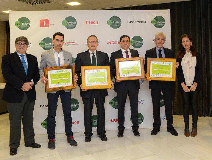 Los premiados, acompañados por José Pérez, director general de Ecofimática (izda.), y María Encarnación Molina, directora general de Calidad y Evaluación Ambiental (dcha.)