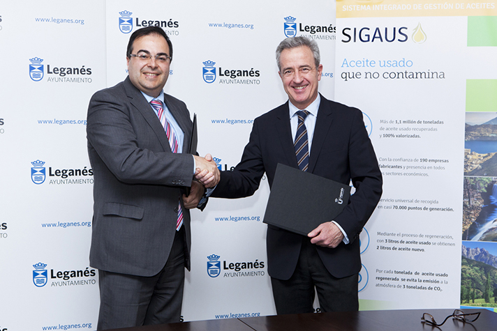 En la firma de este acuerdo entre ambas instituciones han estado presentes Santiago Llorente, alcalde de Leganés, y Eduardo de Lecea, director general de Sigaus