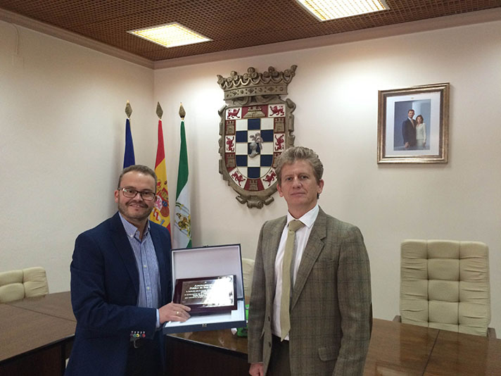 Momento de la entrega de una placa al alcalde de la localidad, Mariano García Castillo, por parte de Gonzalo Torralbo, secretario general de Recyclia