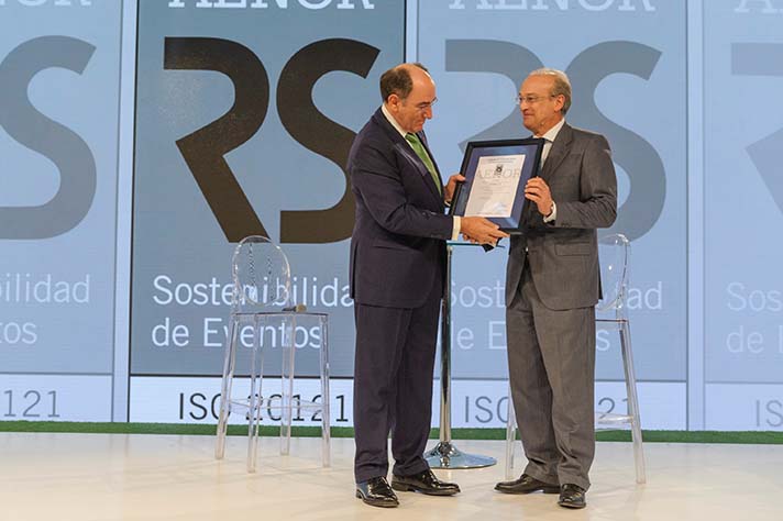 El Presidente de Iberdrola, Ignacio Sánchez Galán, recibe este reconocimiento del Director General de AENOR, Avelino Brito
