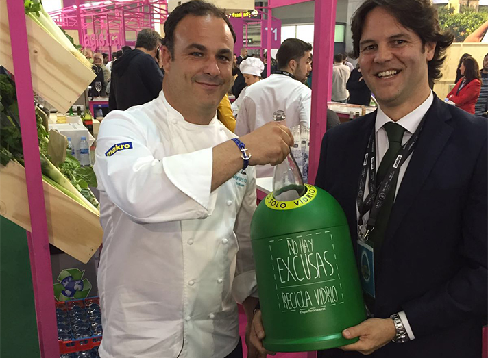 El chef Ángel León reciclando envases de vidrio