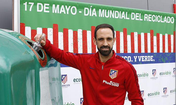 El lateral atlético Juanfran Torres apoya el reciclado de vidrio