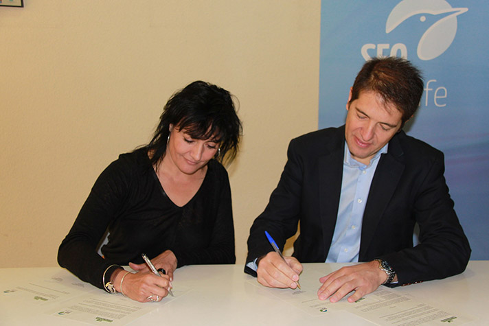 Óscar Martín, consejero delegado de Ecoembes, y Asunción Ruiz, directora ejecutiva de SEO/Birdlife, durante la firma del acuerdo