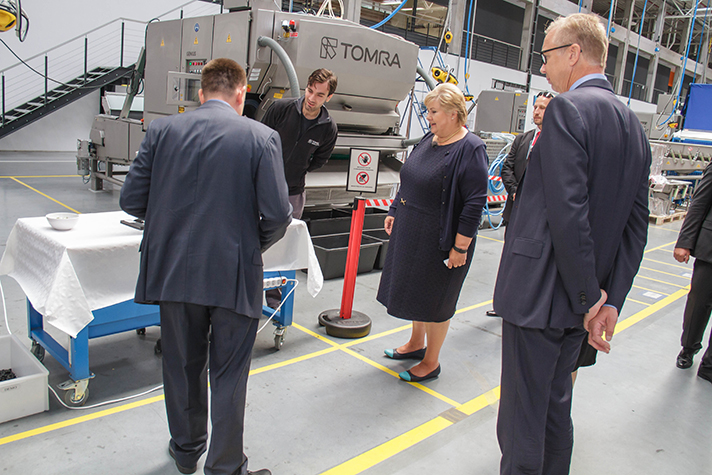 La primera ministra noruega, Erna Solberg, dijo estar “muy impresionada” después de una visita por las instalaciones de Tomra