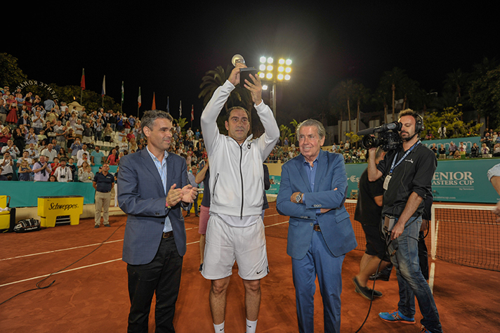 Albert Costa, con su trofeo de vidrio reciclado tras su victoria en el Senior Masters Cup