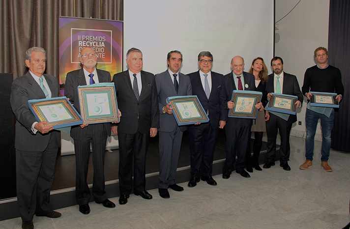 Foto de familia de los ganadores de los II Premios Recyclia de Medio Ambiente