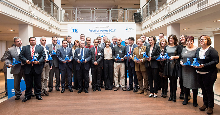 Todos los premiados junto con Isabel García Tejerina, ministra de Agricultura y Pesca, Alimentación y Medio Ambiente