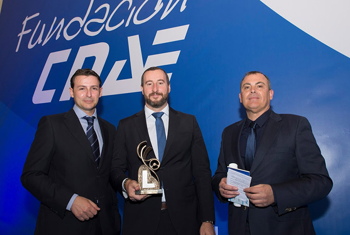 Joaquín Yuste, Salvador Pérez y José Luis Arroyo con el premio de la Fundación CNAE