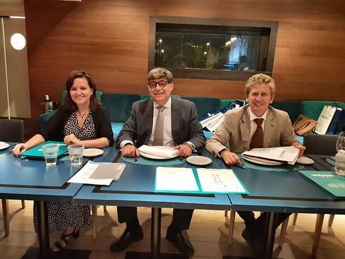 De izquierda a derecha, María Jesús Veleiro, directora de planificación y desarrollo de Recyclia; José Pérez, consejero delegado; y Gonzalo Torralbo, secretario general de la plataforma medioambiental