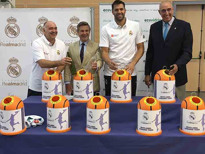 Felipe Reyes y Pablo Laso en la presentación del miniglú solidario 