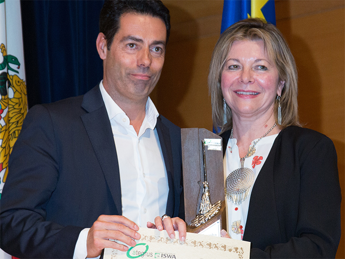 El premio “Escoba de Platino” de Ategrus fue recogido por Cesar Morais de manos de Pilar Vázquez, Presidenta de ANEPMA