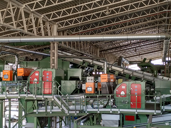 El Centro de Tratamiento Las Dehesas tiene, además de la planta de tratamiento, una planta de compostaje