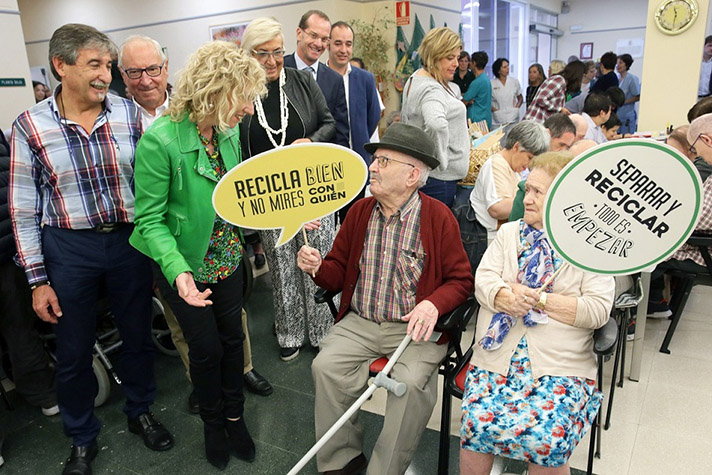 La campaña, que ya tuvo una primera fase como proyecto piloto en La Rioja pretende involucrar a personas de la tercera edad en la tarea de la separación de los residuos 