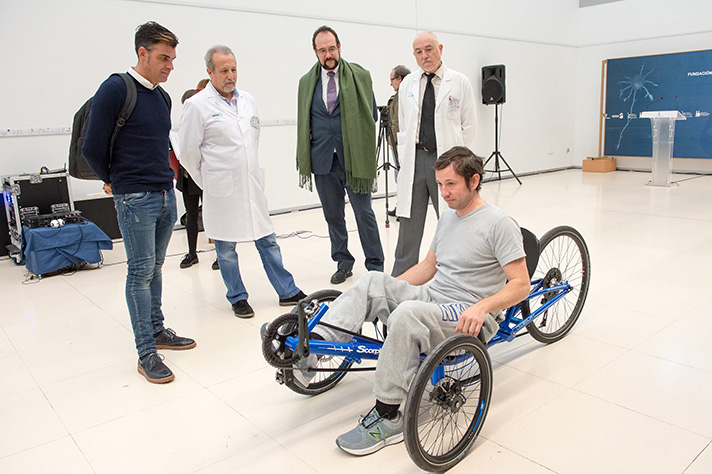 Óscar Pereiro, ex ciclista, junto a José Luis Magro, integrante del departamento de Marketing de Ecovidrio, durante el acto de entrega del ‘handbike’ 