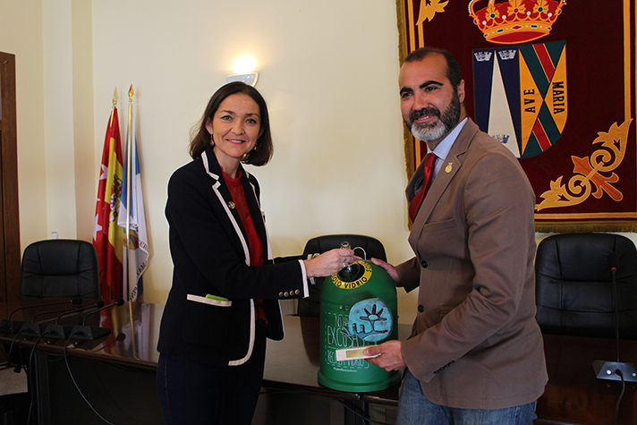 La ministra de Industria, Comercio y Turismo, Reyes Maroto, ha asistido a la presentación de una campaña de reciclaje de envases de vidrio en el sector hostelero de El Boalo