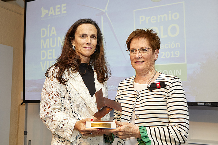 Rocío Sicre, presidenta de AEE, entrega el premio a Rita Roldán, alcaldesa de Barásoain