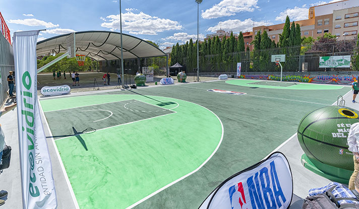 La pista de basket cuenta con un suelo reformado con materiales procedentes del reciclaje de envases de vidrio 