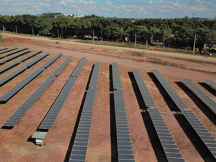 Este seguidor solar consta de dos vigas torsión colocadas en dirección norte-sur 