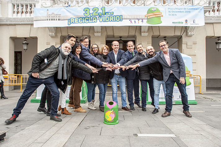 Alberto Rojo, alcalde de Guadalajara, junto al equipo de Gobierno y Ricardo Sevilla, Gerente de la zona de Ecovidrio