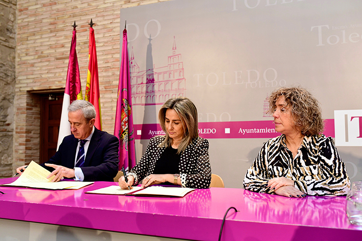 El convenio ha sido firmado entre Milagros Tolón, Alcaldesa-Presidenta del Ayuntamiento de Toledo y Eduardo de Lecea, Director General de SIGAUS