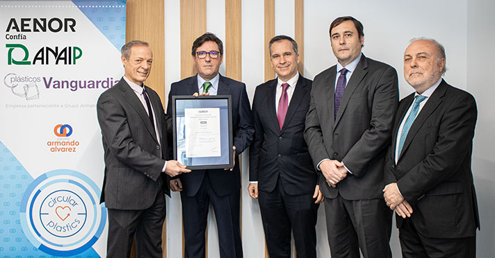 Momento de la entrega del primer certificado de porcentaje de uso de plástico reciclado posconsumo a Plásticos Vanguardia