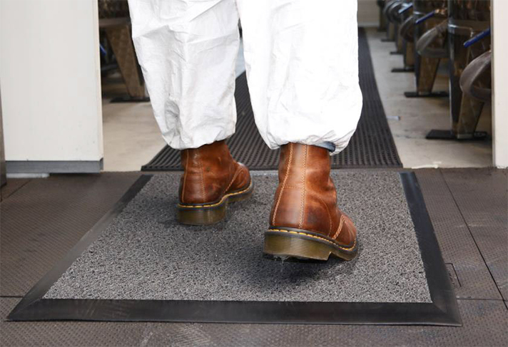 Para limpieza y desinfección de calzado en zonas de acceso de mayor longitud y/o gran afluencia, como por ejemplo pasillos de acceso, se comercializan por metros