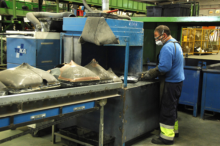 Operario en una planta de reciclaje de residuos electrónicos