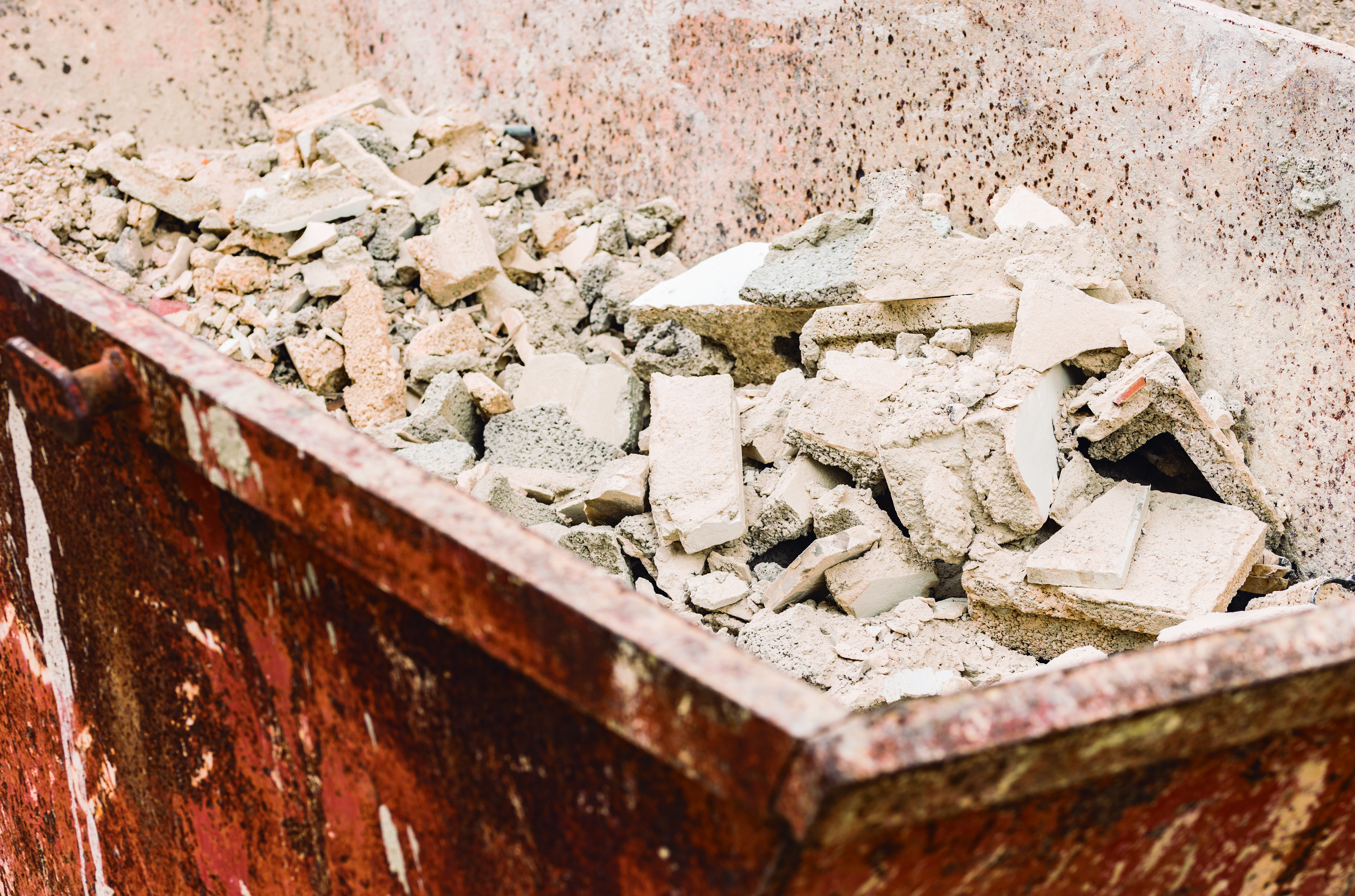 En el ámbito de la construcción, la Comisión Europea ha ido elaborando durante los últimos años planes de acción y protocolos acerca de la gestión de los residuos de construcción y demolición