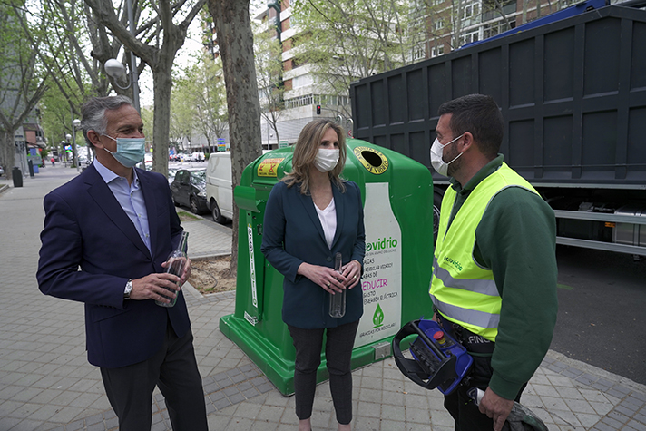 José Manuel Núñez-Lagos, Director General de Ecovidrio, junto a Paloma Martín, Consejera de Medio Ambiente, Ordenación del Territorio y Sostenibilidad de la Comunidad de Madrid