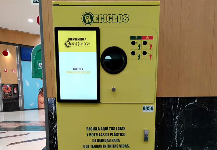 Los usuarios que visiten los centros comerciales gestionados por Nhood podrán obtener premios sostenibles y sociales al reciclar sus latas y botellas de plástico de bebidas 